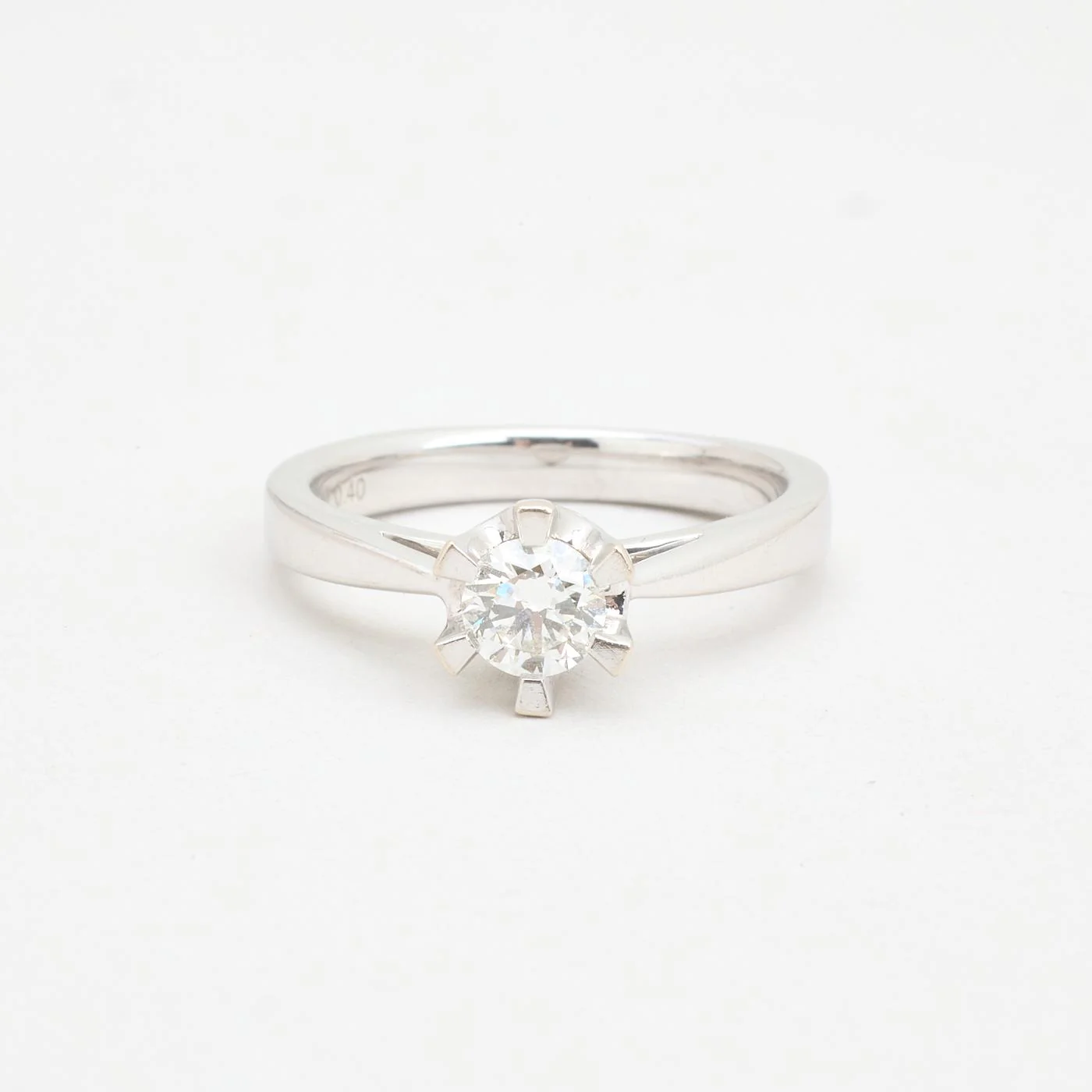 Classic solitaire ring with diamond (0.4 ct) in 14K white gold, size 53