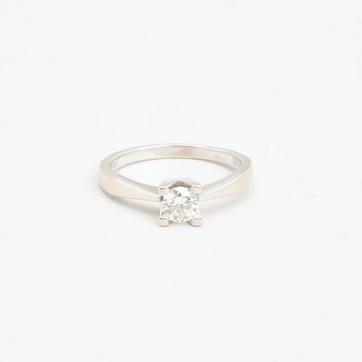 Classic solitaire ring with diamond (0.35 ct) in 14K white gold, size 53